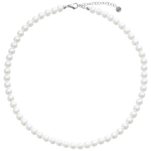 Collier argenté avec de grandes perles synthétiques sur fond blanc