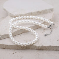 Grand collier de perles synthétiques en argent Collier de perles blanches en perles synthétiques sur fond clair