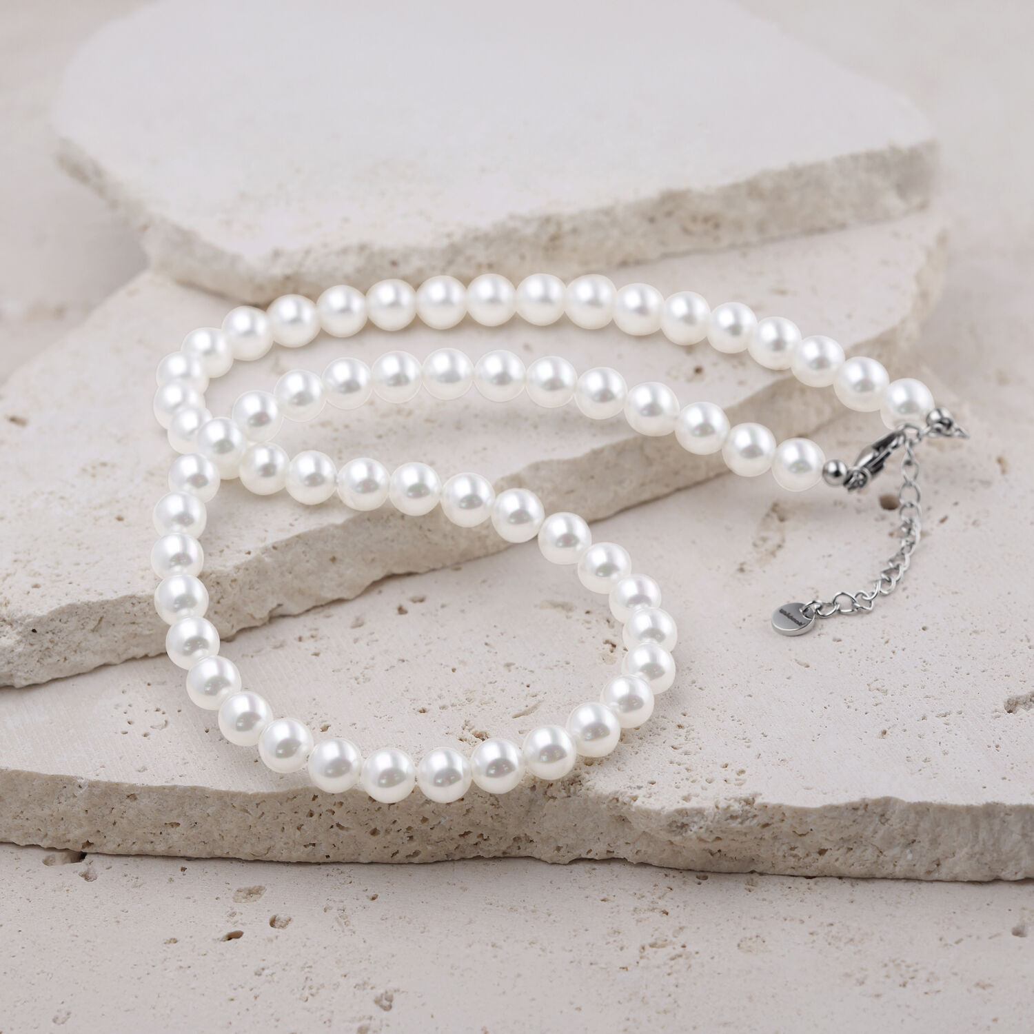 Grand collier de perles synthétiques en argent Collier de perles blanches en perles synthétiques sur fond clair