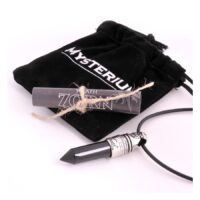 Collier noir avec pendentif argenté sur fond blanc, pochette en velours
