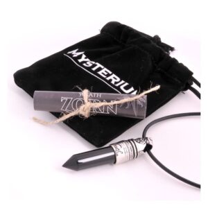 Collier noir avec pendentif argenté sur fond blanc, pochette en velours