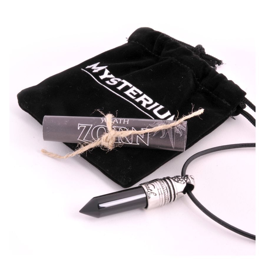 Collier noir avec pendentif argenté sur fond blanc, pochette en velours