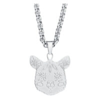 Collier en argent avec alpaga en acier chirurgical Collier argenté avec pendentif alpaga en acier chirurgical sur fond blanc