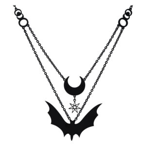 Collier noir avec pendentif demi-lune et chauve-souris sur fond blanc