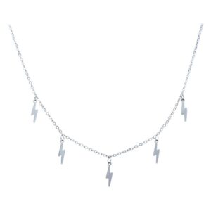 Chaîne en argent avec pendentifs éclairs sur fond blanc
