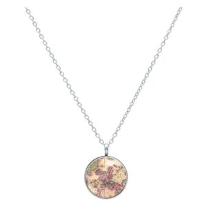 Collier argenté avec pendentif rond et motif de carte sur fond blanc