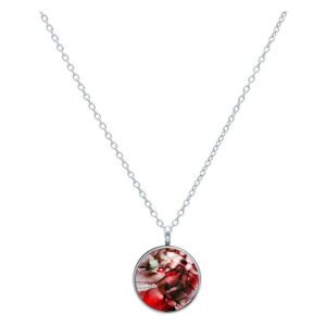 Collier argenté avec pendentif rond rouge et noir sur fond blanc