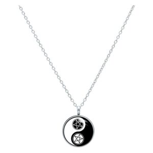 Collier argenté avec pendentif Yin Yang, fond noir et blanc