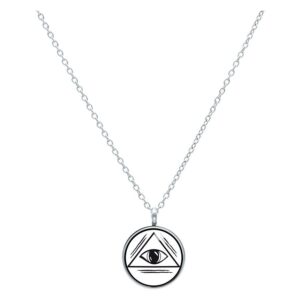 Chaîne argentée avec pendentif œil rond sur fond blanc