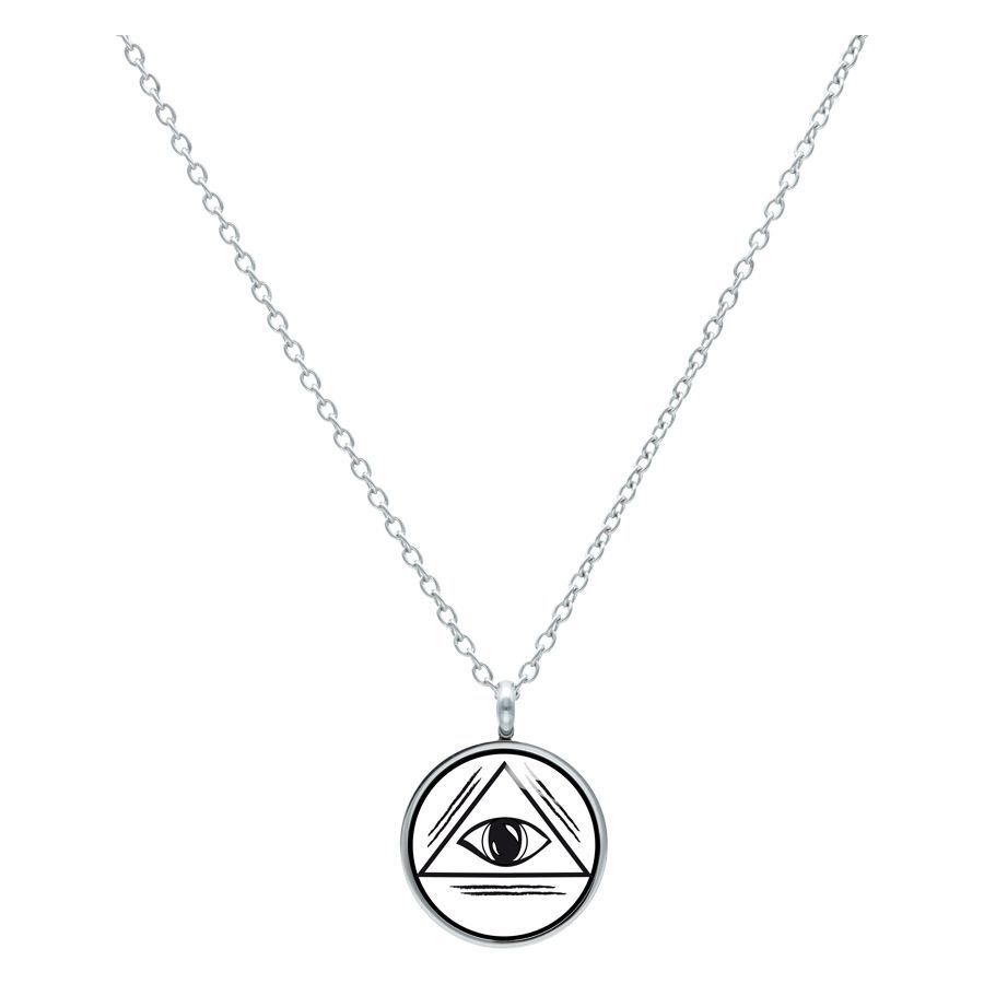Chaîne argentée avec pendentif œil Chaîne argentée avec pendentif œil rond sur fond blanc