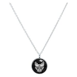 Chaîne argentée avec pendentif rond, motif de chat noir sur fond blanc
