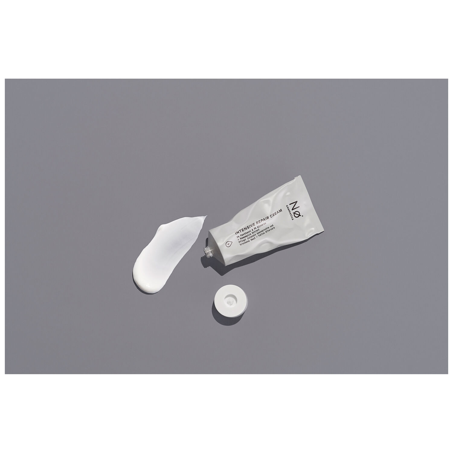 Nø Cosmetics Crème Réparatrice Intensive 50ml Tube gris-blanc de la Crème Réparatrice Intensive Nø Cosmetics avec bouchon retiré sur fond gris