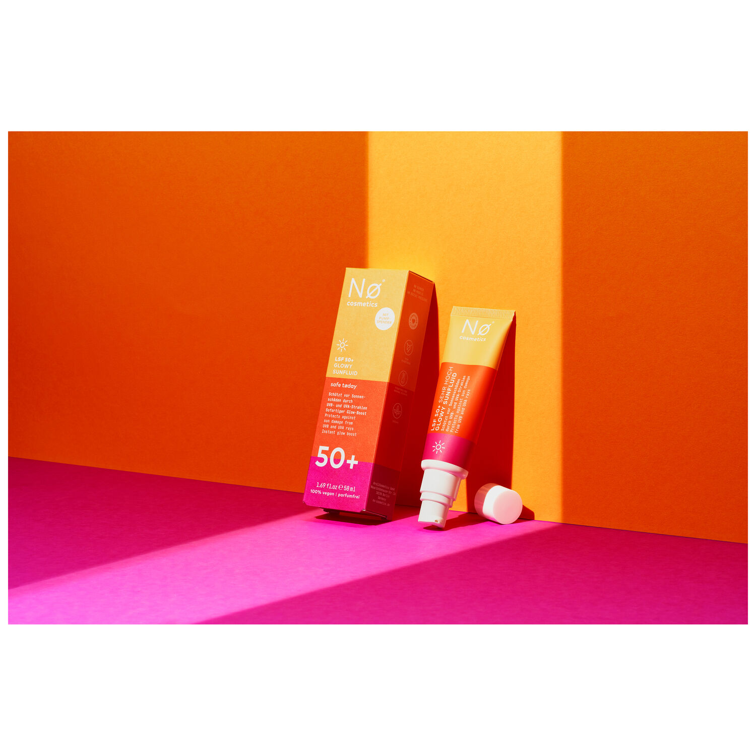 No Cosmetics Glowy Sunfluid SPF50 50ml No Cosmetics Glowy Sunfluid en tube devant un fond orange et rose