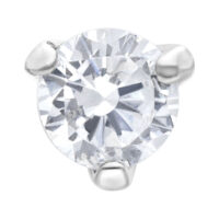 Clou de nez en argent avec cristal Clou de nez en argent avec cristal clair sur fond blanc