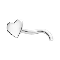 Clou de nez cœur argenté en acier chirurgical Clou de nez en forme de cœur argenté avec tige courbée sur fond blanc