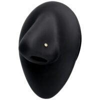 Clou de nez en or 18k avec pointe cristalline Clou de nez élégant en or 18k avec pierre cristalline sur fond noir