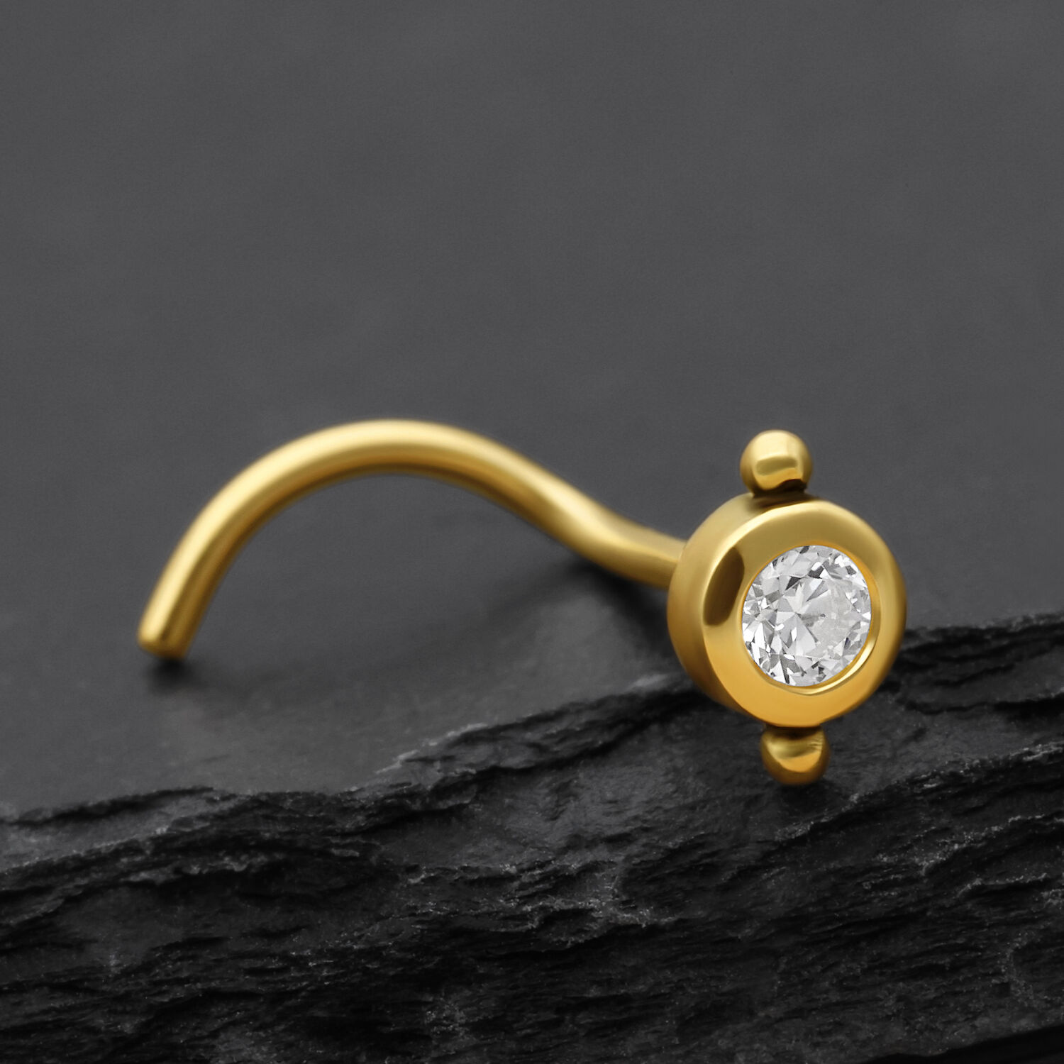 Clou de nez en or 18K avec cristal Clou de nez doré avec cristal clair sur fond sombre