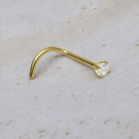 Clou de nez en or 18K avec zircon clair Clou de nez en or avec zircon clair sur fond blanc