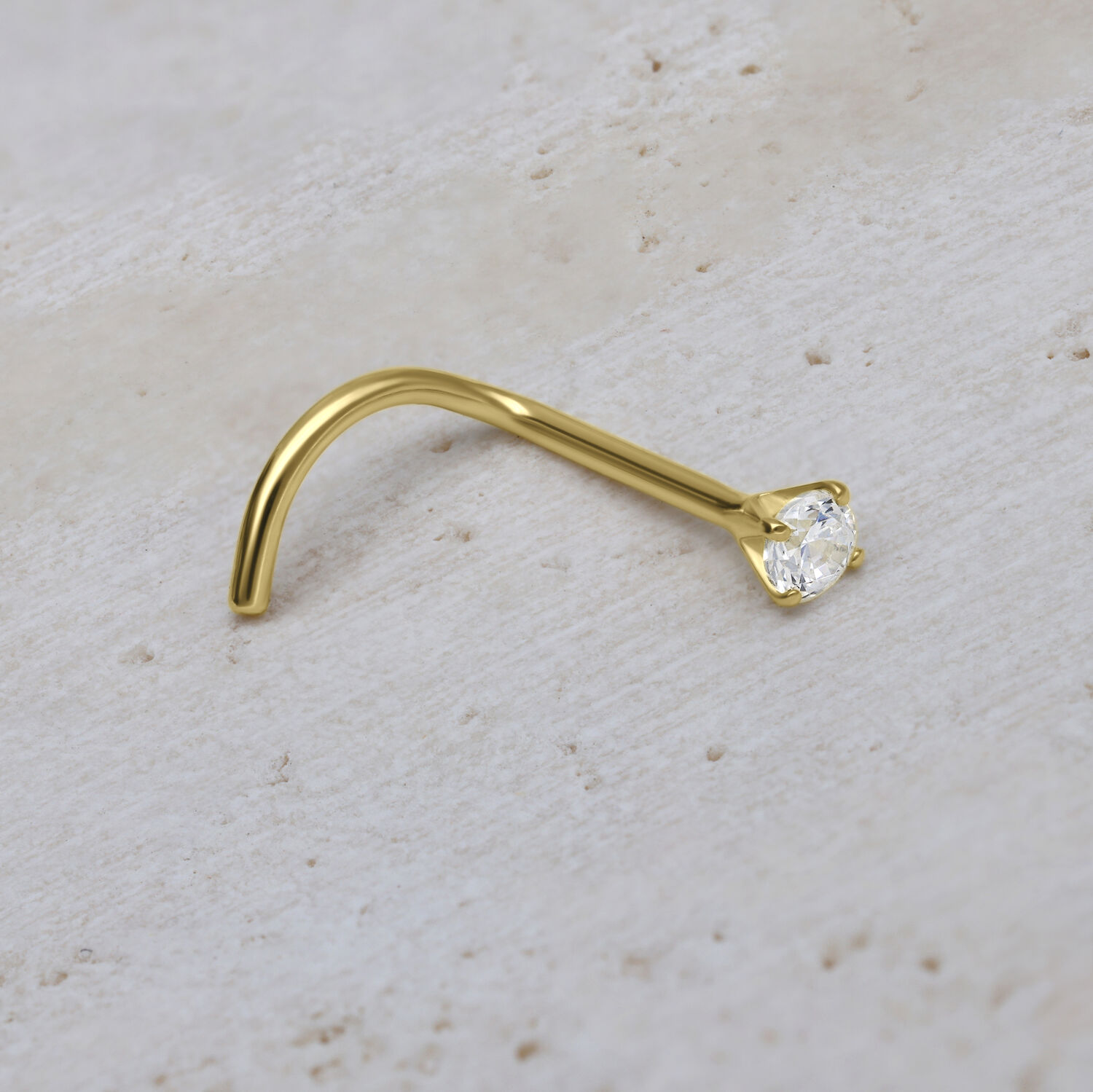 Clou de nez en or 18K avec zircon clair Clou de nez en or avec zircon clair sur fond blanc