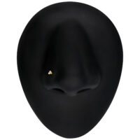 Clou de nez en or 18K avec cristal de zirconium Clou de nez en or 18K avec zirconium cristallin sur fond noir