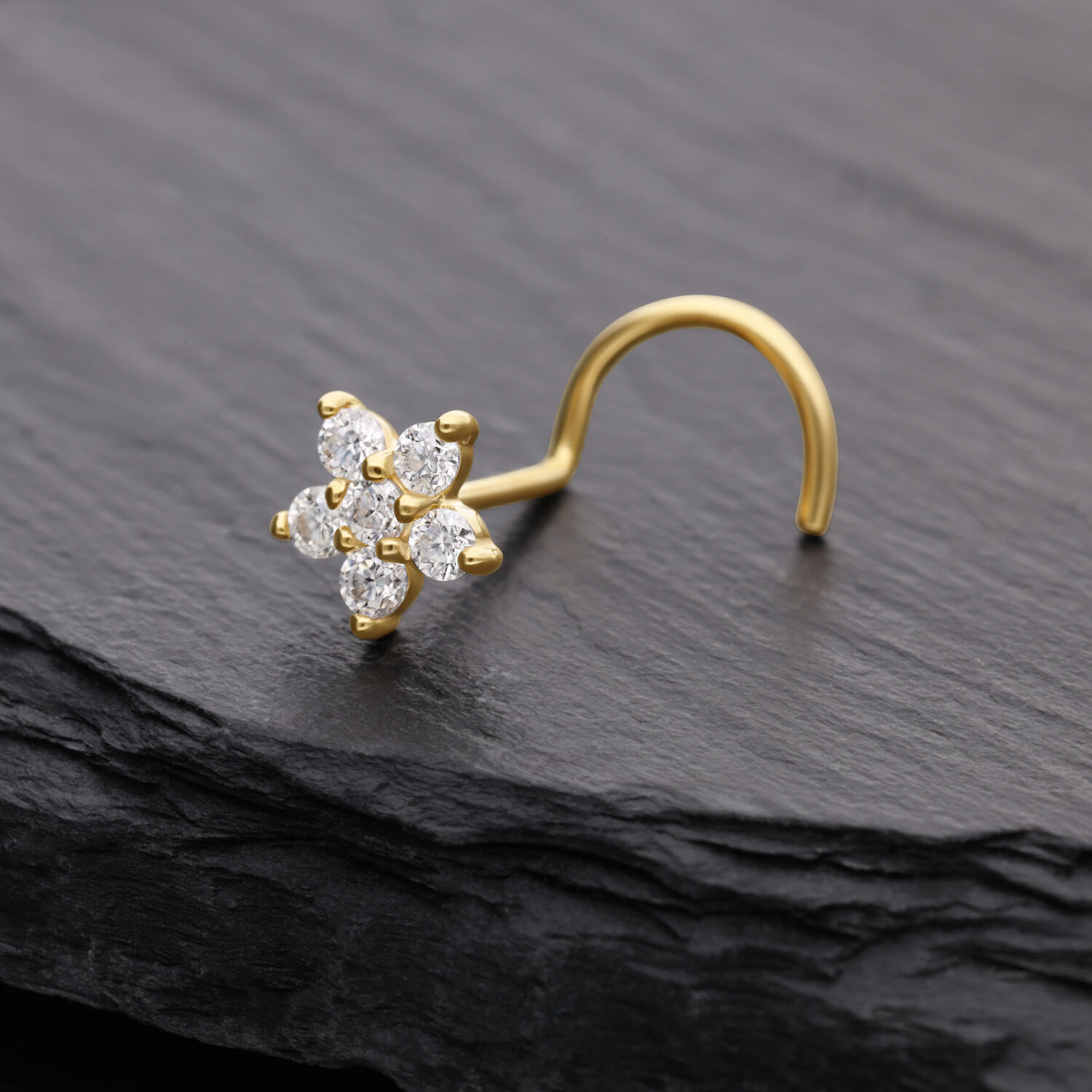 Clou de nez fleur en or 14K avec moissanite Clou de nez en or avec cristal de moissanite en forme de fleur sur fond sombre