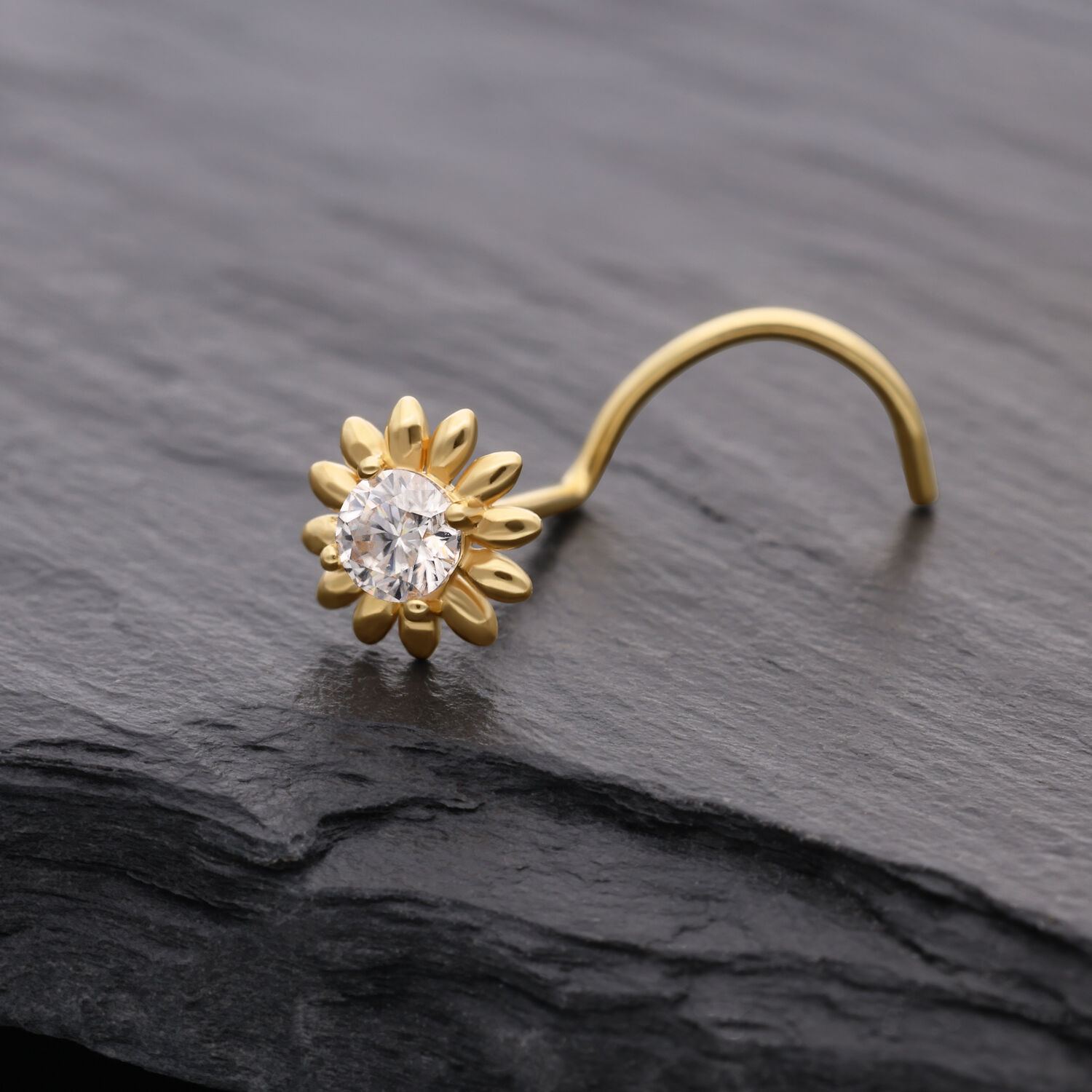 Clou de nez tournesol en or 14K avec moissanite Clou de nez doré en forme de tournesol avec cristal clair sur fond sombre