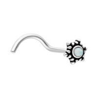 Clou de nez fleur avec opale blanche, argent Clou de nez argenté en forme de fleur avec opale blanche sur fond blanc