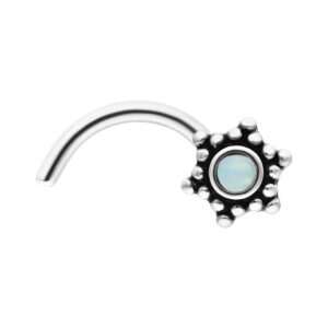 Clou de nez en argent en acier chirurgical avec opale blanche sur fond blanc