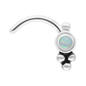 Clou de nez en argent avec opale synthétique blanche sur fond blanc