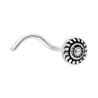 Clou de nez tribal en argent avec tige courbée sur fond blanc