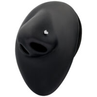 Clou de nez cœur en argent avec cristal clair Clou de nez en argent en forme de cœur avec cristal clair sur fond de présentation noir