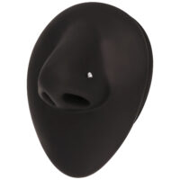 Modèle de nez noir avec clou en cristal Modèle de nez noir avec clou de nez en cristal clair, fond studio