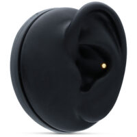 18k Basic Ball embout en or Embout de piercing Basic Ball en or 18k sur modèle d'oreille noire