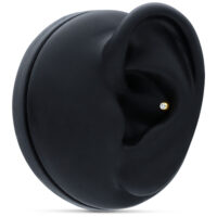 Embout en or 18k avec cristal sur présentoir noir Embout en or 18k avec pierre cristalline sur présentoir d'oreille noir