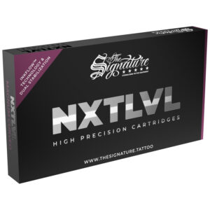 Boîte noire avec écriture argentée 'NXT LVL' sur fond blanc