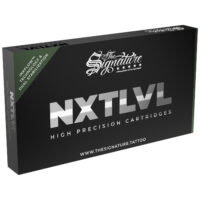 Wildcat Signature Aiguilles de Tatouage Boîte 10 pcs Boîte noire avec inscription argentée 'NXT LVL' et 'The Signature' sur fond blanc