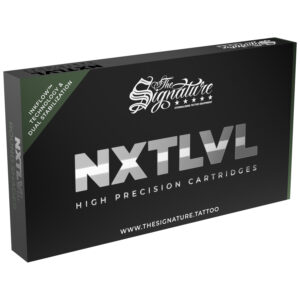 Boîte noire avec inscription argentée 'NXT LVL' et 'The Signature' sur fond blanc