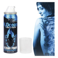 Mousse de soin Wildcat Tattoo 59 ml Mousse de soin bleue H2Ocean Tattoo à côté d'une personne tatouée