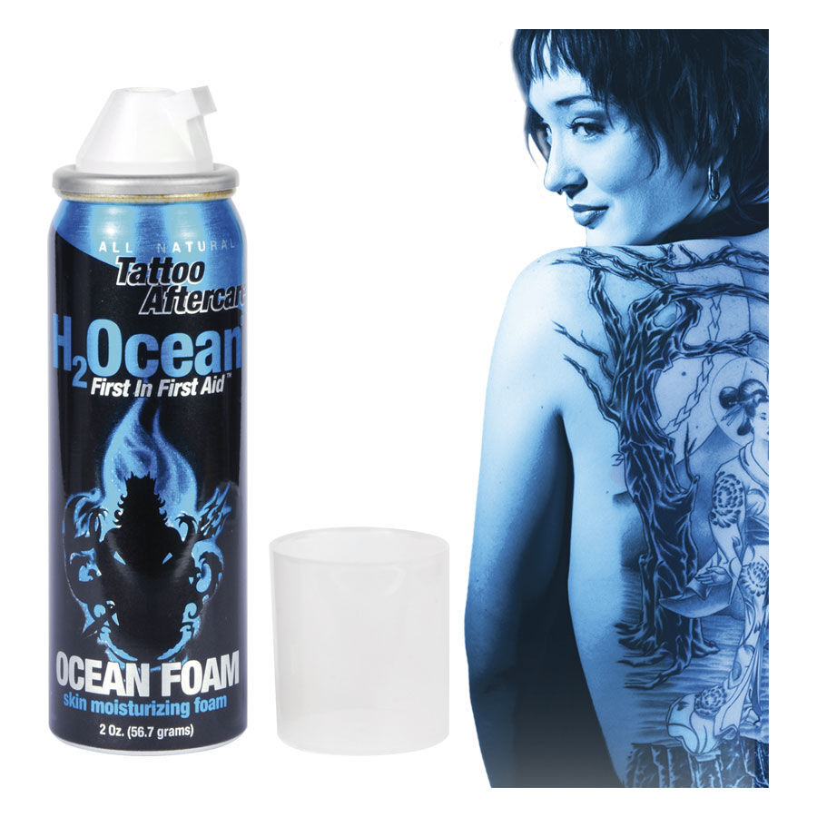 Mousse de soin Wildcat Tattoo 59 ml Mousse de soin bleue H2Ocean Tattoo à côté d'une personne tatouée