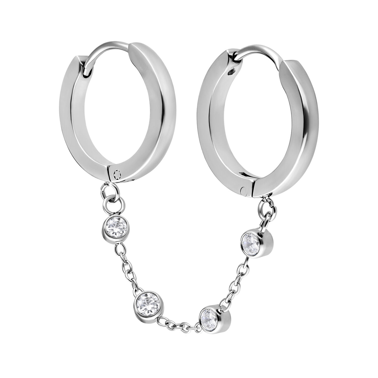 Créoles Chaîne Double Huggie Argentées Créoles argentées avec chaîne en cristal sur fond blanc