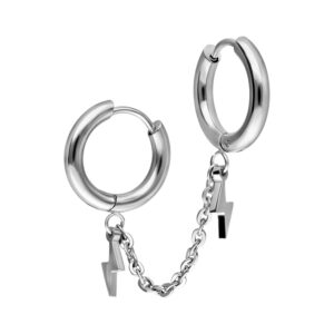 Double Huggie argentés en acier chirurgical avec pendentifs éclair sur fond blanc