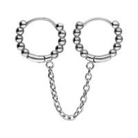 Créoles Huggie doubles avec chaîne, argent Créoles Huggie doubles en argent avec boules et chaîne sur fond blanc