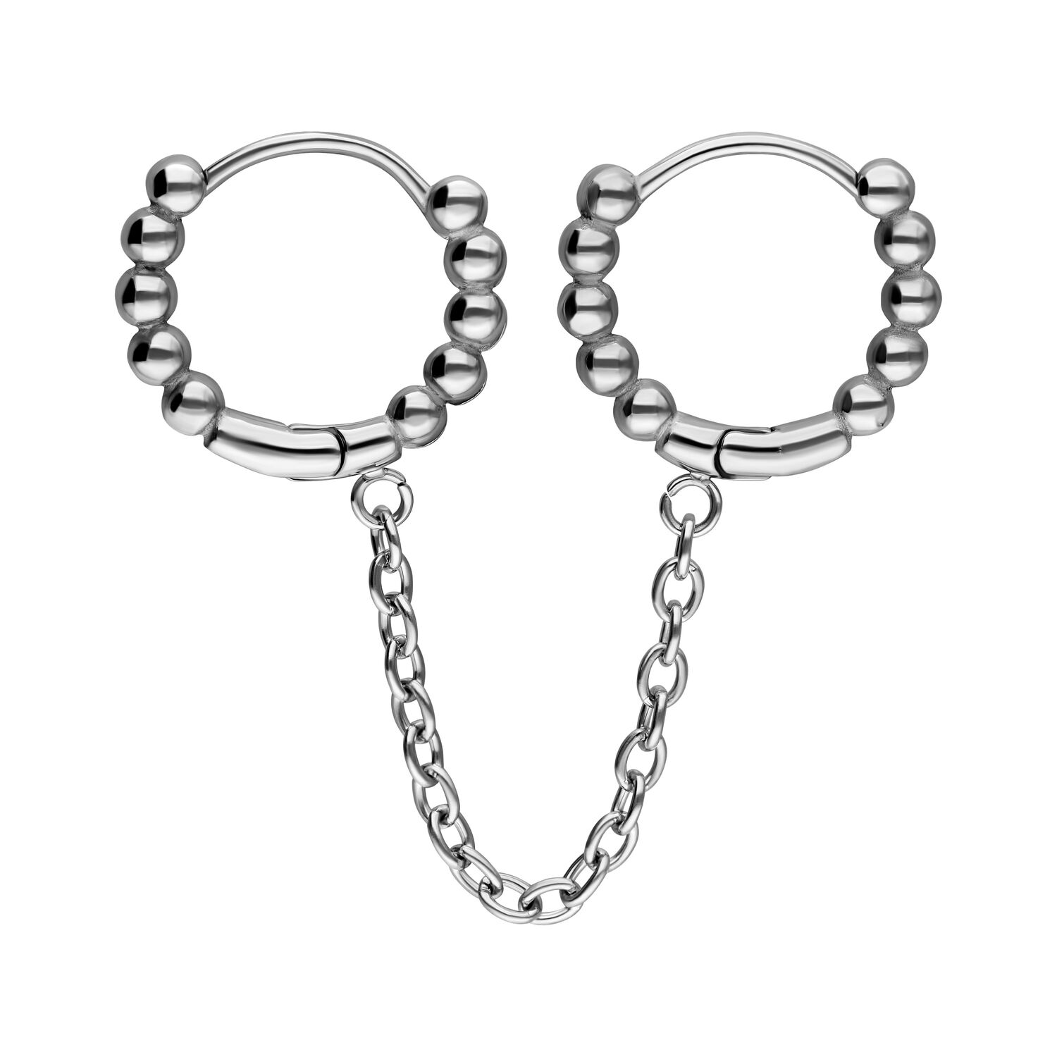 Créoles Huggie doubles avec chaîne, argent Créoles Huggie doubles en argent avec boules et chaîne sur fond blanc
