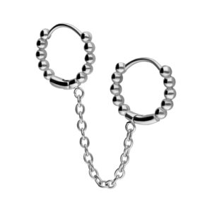 Double Huggie Piercing en argent avec boules et chaîne sur fond blanc