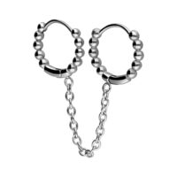 Double Huggie Boucles d'Oreilles Argentées avec Chaîne Double Huggie anneaux argentés avec billes et chaîne sur fond blanc