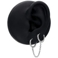 Anneaux Huggie Double Boules Argentées à l'Oreille Anneaux Huggie Double Boules Argentées avec chaîne sur modèle d'oreille noire