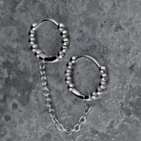 Double Huggie avec Boules en Argent 1.0 x 10.0 Boucles d'oreilles double huggie en argent avec boules et chaîne sur fond gris