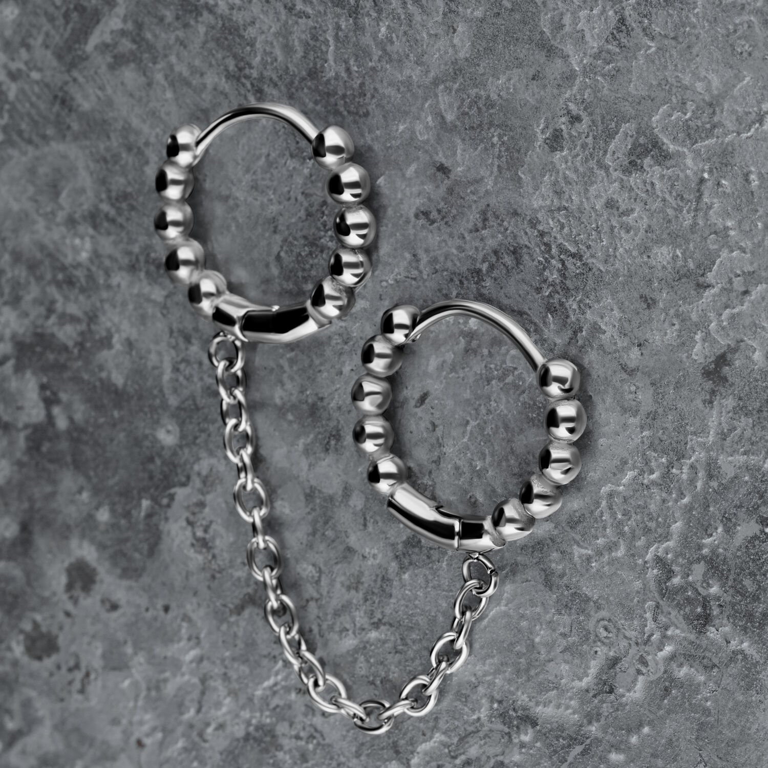 Double Huggie avec Boules en Argent 1.0 x 10.0 Boucles d'oreilles double huggie en argent avec boules et chaîne sur fond gris