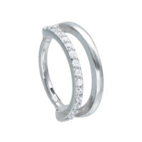 Balance Crystal Clicker en argent avec cristaux Anneau de piercing en argent avec cristaux clairs sur fond blanc