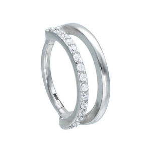 Anneau de piercing en argent avec cristaux clairs sur fond blanc